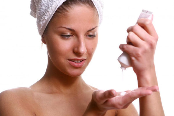 woman using kojic acid for skin