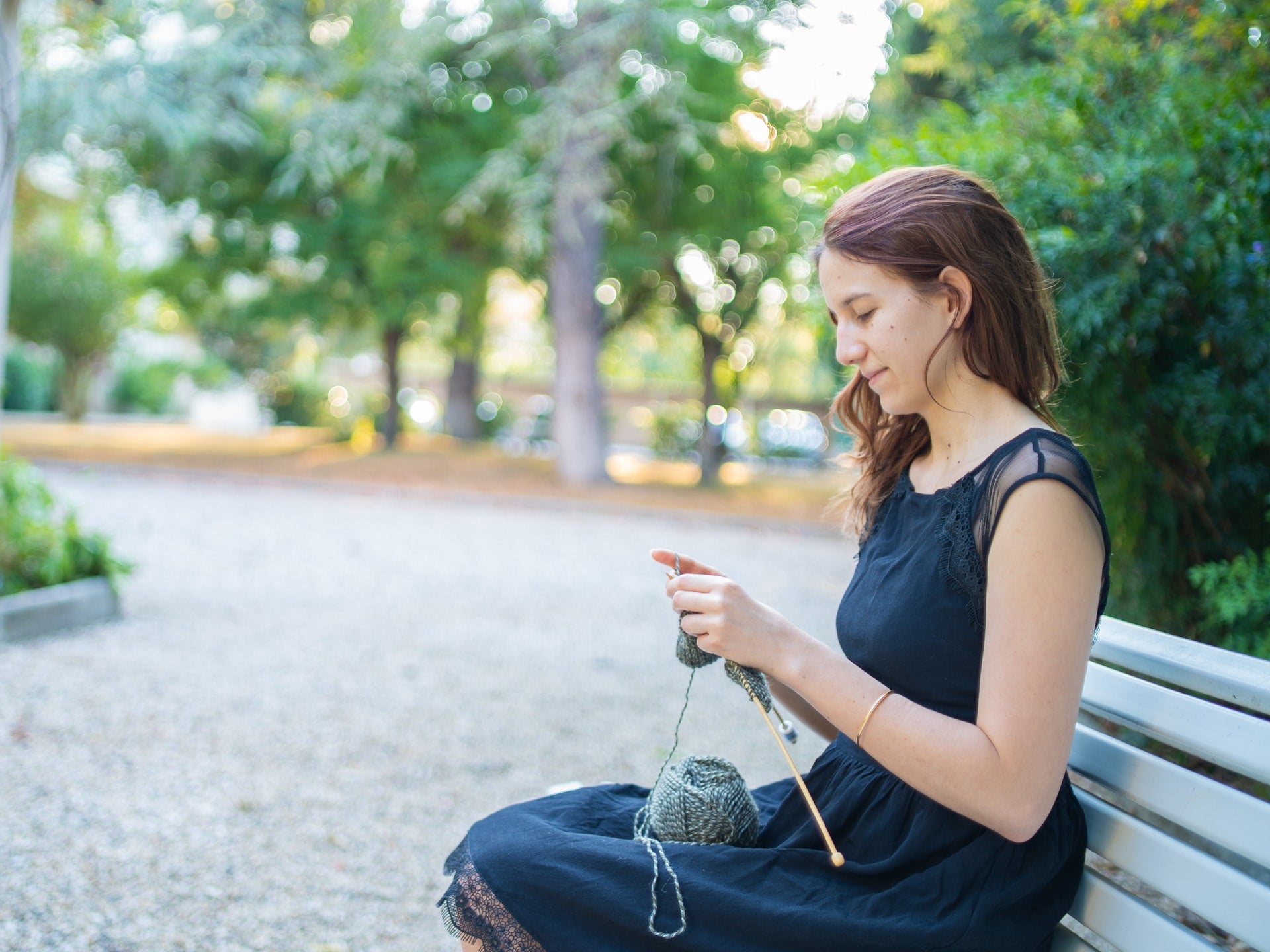 woman knitting to manage chronic pain