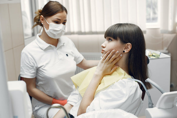 dentist discussing toothache with patient
