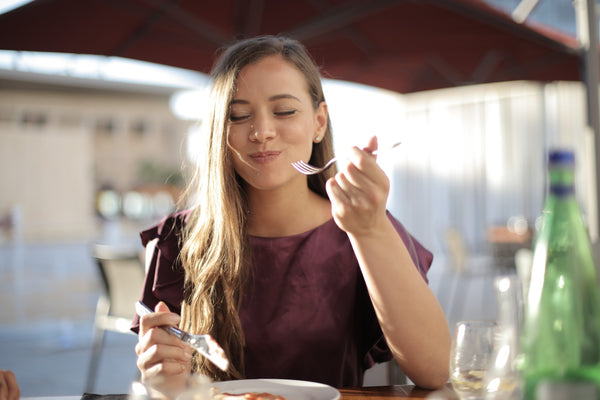 woman eating correct diet to avoid food allergies