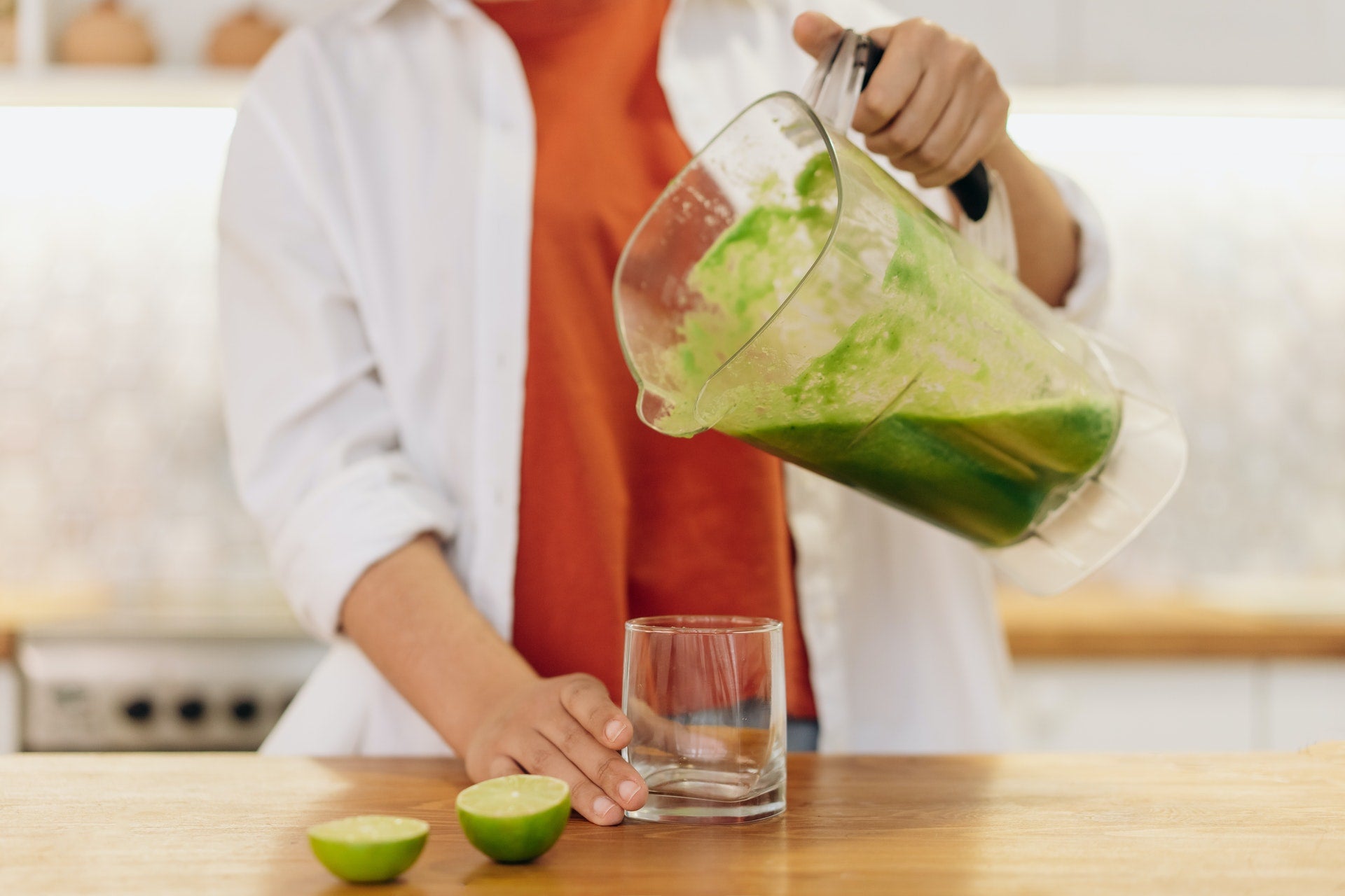 woman making smoothie to gain weight